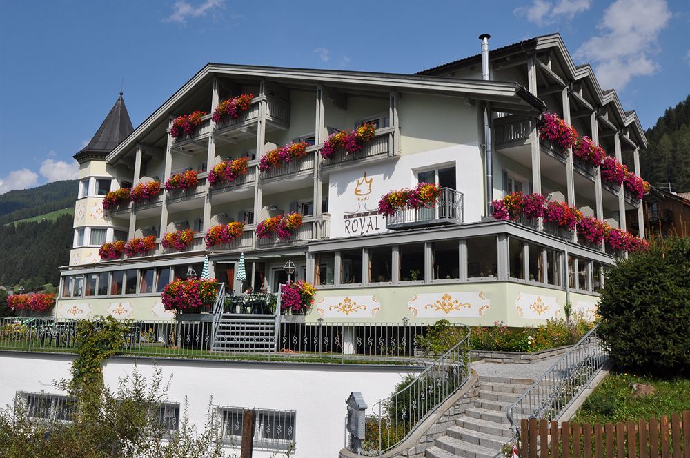 Hotel Royal Und Ferienhaus Annabel Sexten Exterior foto